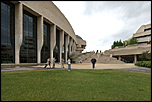 Vue de l'édifice à partir du parc riverain