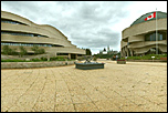 Vue de l'esplanade de l'entrée