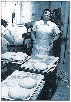 Woman working at the Crupi brothers bakery on Dundas Street West, Toronto, Ontario, 1972
CMC CD2004-0445 D2004-6142
