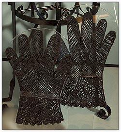 Bobbin-lace gloves Photo: Steven Darby, CMC CD2004-1169 D2004 - 18510