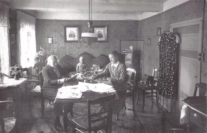 Meta, Sigvard Bennetzen, and Ingeborg (another neighbour), at Meta’s house, ca 1938