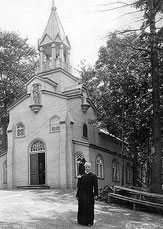 Brother Andr in front of the primitive chapel, 1914