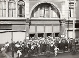 Friday bargain day crowd, Toronto, 1905