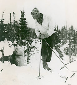 Jackrabbit Johannsen au sommet du mont Tremblant avec son chien Nick, 1935