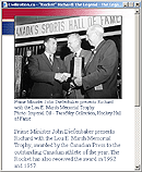 Le premier ministre John Diefenbaker remet  Richard le Trophe Lou E. Marsh Memorial