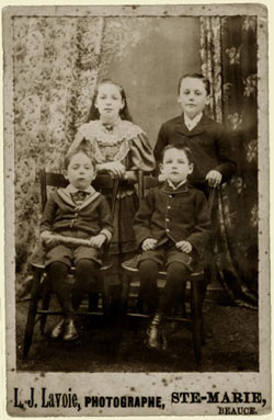 Marius Barbeau [ 9 years old ] with his sister Dalila [ 8 years old ] and his brothers Louis-Georges [ 3 years old ] and Richard [ 4 years old ]., © CMC/MCC, 86-1201