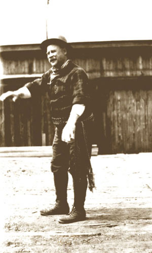 Vincent-Ferrier de Repentigny (1858- ?), chanteur de Saint-Timothe, Beauharnois, en habit de bcheron portant une ceinture flche et des bottes de draveur, © MCC/CMC, 58131