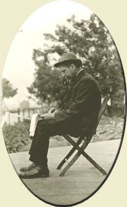 Edouard-Zotique Massicotte (1867-1947), writing down a song at Sainte-Genevive de Batiscan., © CMC/MCC, 50552