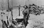 Vincent Lessard  l'extrieur de sa cabane  sucre faisant bouillir l'eau d'rable dans des chaudrons de fonte, Saint-Joachim de Montmorency, Qubec, 1919., © MCC/CMC, J.G. Morel, 79220