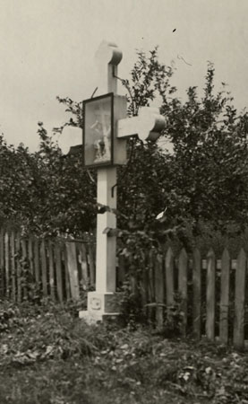 Wayside cross with clover endpoints and niche on axis. Saint-Joseph-du-Lac, Qubec, [191-]., © CMC/MCC, Edouard Zotique Massicotte, B557-5.38