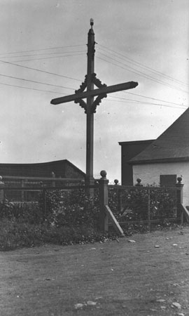 Croix de chemin faisant office de poteau lectrique. Pointe-Saint-Charles, Qubec, 1924., © MCC/CMC, Edouard Zotique Massicotte, 62885