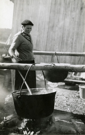 Madame Franois Lemieux making soap near Cap-Chat, Gaspsie, Qubec, 1936., © CMC/MCC, Marius Barbeau, 81057