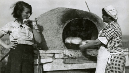 Ferdinand Roy's sisters baking bread in the oven, Pointe--la-Frgate, Qubec, 1936., © CMC/MCC, Marius Barbeau, 81100