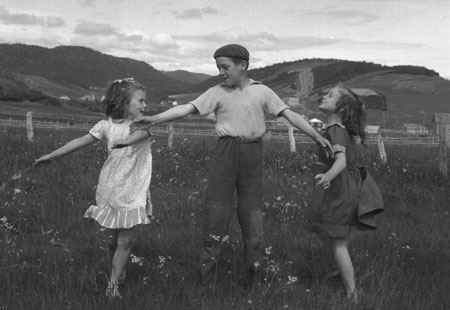 Children playing the Bee game, Petite-Rivire-au-Renard, Gaspsie, Qubec, 1958., © CMC/MCC, Carmen Roy, J15305