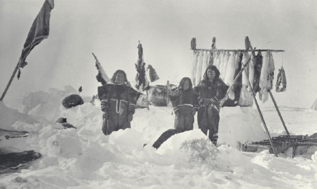 Maison de neige d'Uluksoak et trois femmes inuites du Cuivre, avec des peaux de renard schant en arrire plan,  Bernard Harbour, Territoires du Nord-Ouest (Nunavut), © MCC/CMC, R.M. Anderson, 38972