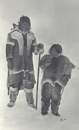 Kaiariok et sa fille Ihumatoq  Bernard Harbour, Territoires du Nord-Ouest (Nunavut), © MCC/CMC, R.M. Anderson, 38979