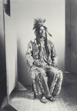 Chef nlaka'pamux (thompson) John Tetlenitsa en vtement traditionnel et tenant une massue de guerre, Ottawa, Ontario, © MCC/CMC, J.A. Teit, 35996