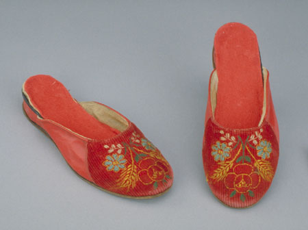 Decorated in the traditional design of the southern Szeged region of Hungary, these slippers are made with leather and cloth and have embroidered toes., © CMC/MCC, 77-210