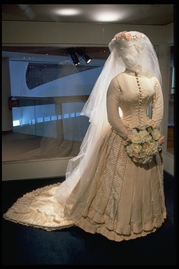 Wedding Gown, © CMC/MCC, D-10764