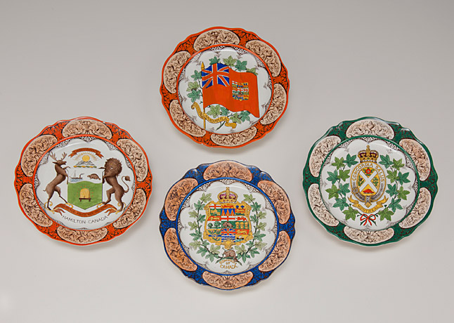 Assiettes souvenirs en porcelaine Wedgwood (R.-U.) peintes à la main arborant des symboles héraldiques canadiens