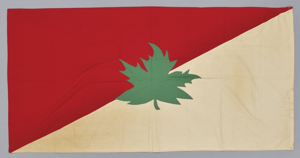 Le drapeau est divisé en deux en diagonale : la moitié inférieure est blanche et la supérieure est rouge foncé. Une feuille d’érable verte est cousue en son centre.