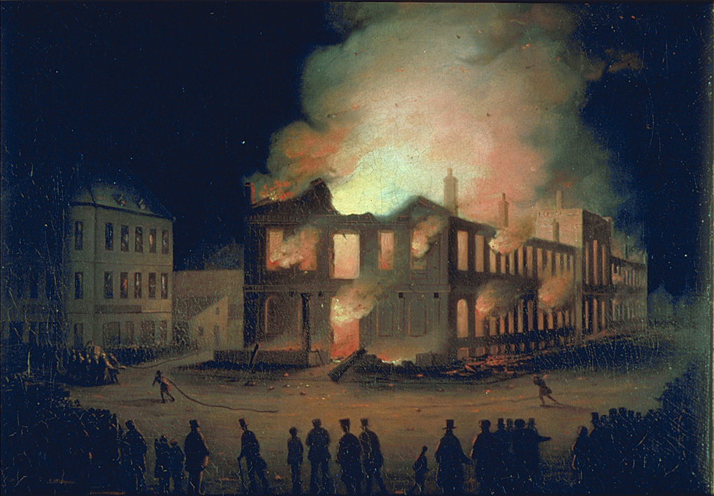 Alt text : Peinture, huile sur bois qui décrit un immeuble en feu dans la nuit