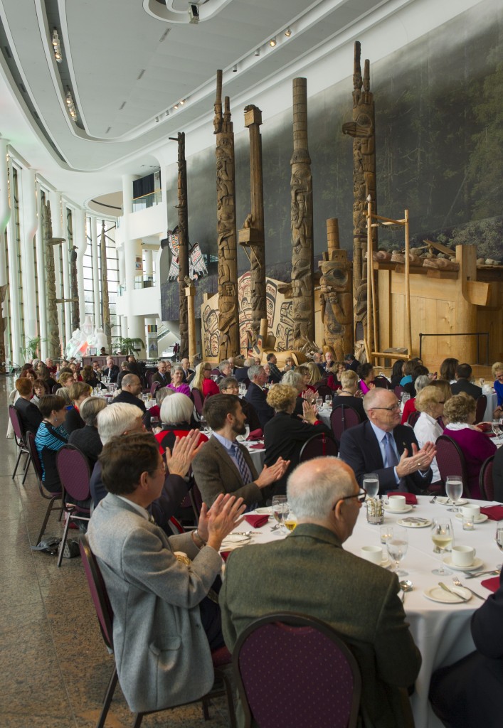 Des bénévoles participant au repas de reconnaissance annuel du Musée canadien de l'histoire.