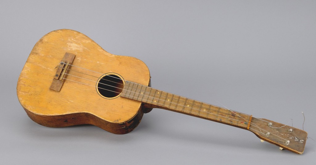 Bill Mason a joué de cette guitare dans le film Song of the Paddle. Musée canadien de l’histoire, 2010.7.26, IMG2011-0181-0005-Dm