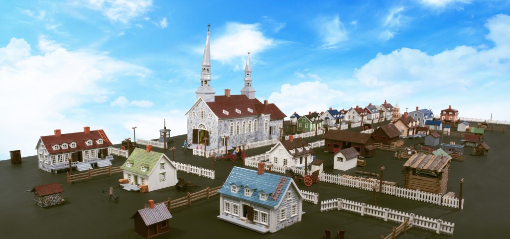 Une vue d’ensemble du village miniature de Saint-Jean-Port-Joli, dans laquelle on peut voir l’impressionnante église, à l’arrière-plan, ainsi que la ferme et les étables, à droite. Musée canadien de l’histoire, IMG2015-0289-0001-Dp1 