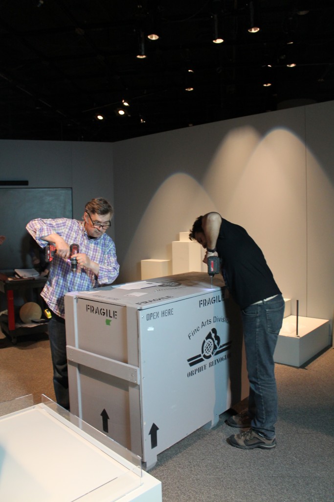 Les précieux artefacts grecs voyagent dans des caisses d’expédition pour assurer un transport sécuritaire. Musée canadien de l’histoire, photo : K. Davis, 2015