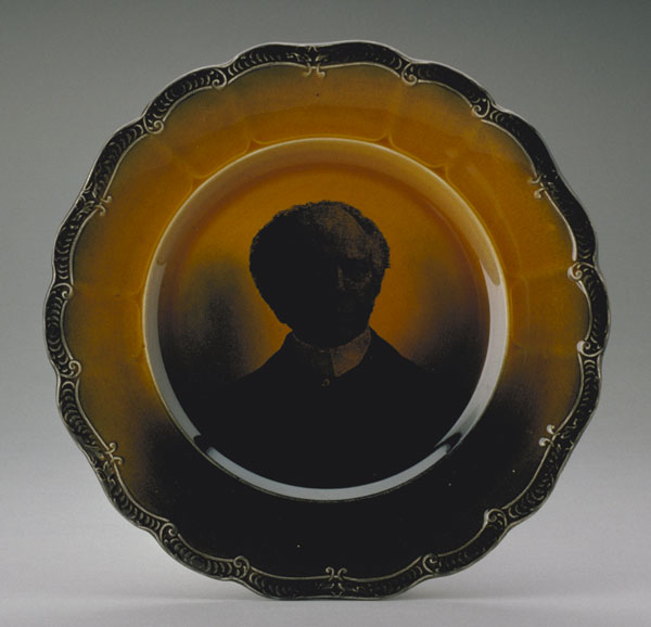 Earthenware plate decorated with a portrait of Sir Wilfrid Laurier. Canadian Museum of History, 980.111.285
