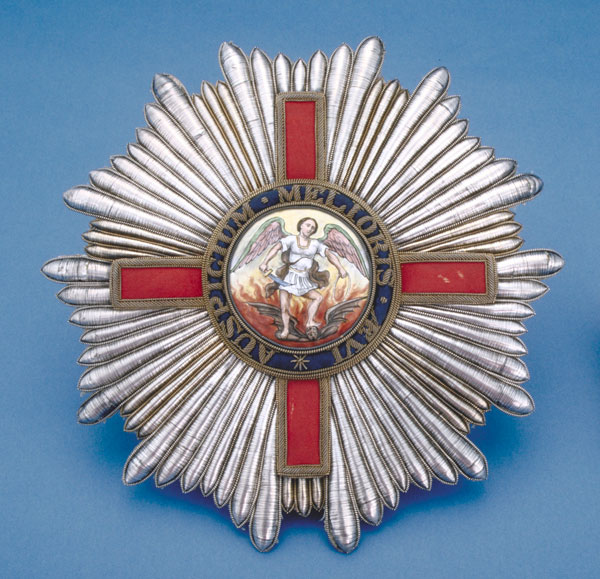 Plaque with embroidered star of a Knight Grand Cross of the Order of St. Michael and St. George. Wilfrid Laurier became Sir Wilfrid Laurier when he was inducted into the Order in 1904. Canadian Museum of History, D-2577