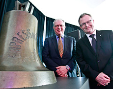 Mark O’Neill, président-directeur général du Musée canadien de l’histoire (à droite) avec David Collyer, président de l’Association canadienne des producteurs pétroliers.