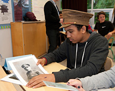 Un élève de l’école secondaire Brookfield examine le contenu d’une boîte de découverte de la Première Guerre mondiale, fourni par le programme Ligne de ravitaillement.