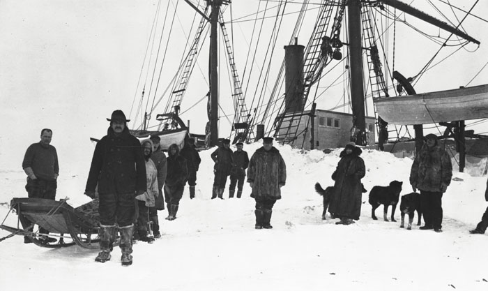 Capitaine S.F. Cottle, madame Cottle et autres près du 'Belvedere', Barter Island, Alaska, 1914. [Credit] MCH, George Hubert Wilkins, 50803