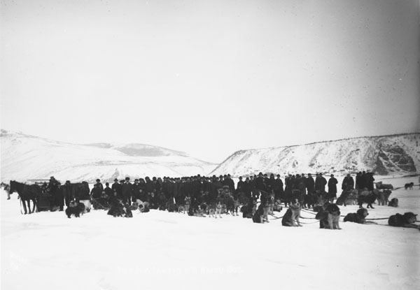 Groupe de personnes sur un terrain enneigé
