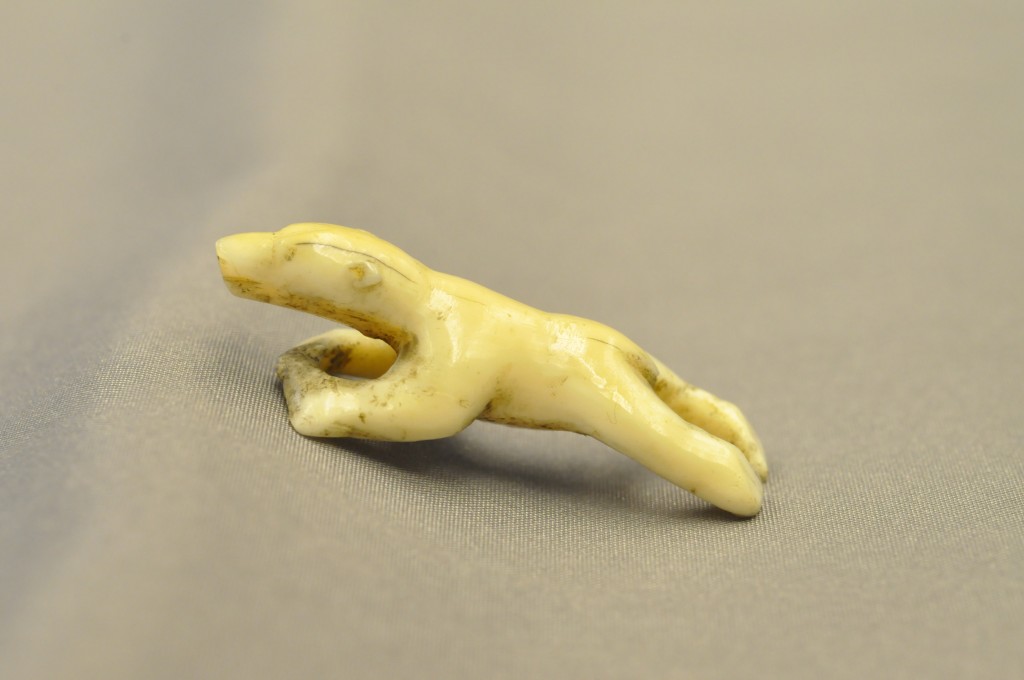 Sculpture en ivoire d’un ours polaire plongeant ou étendu, à l’affût. Musée canadien de l'histoire, IMG2014-0118-0011-Dm 