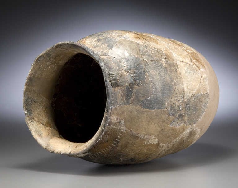 Cooking/storage pot, Western Basin Tradition, Western Lake Erie, 350–500 years ago Ceramic Canadian Museum of History, AdHo-1:141