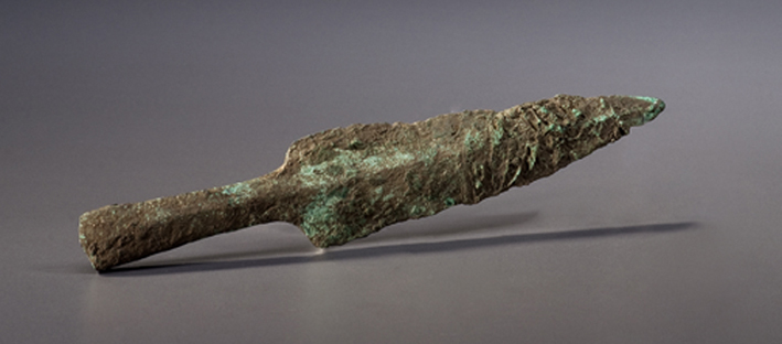 Pointe de lance ou couteau, Archaïque laurentien, vallée de l’Outaouais, il y a 6 100 ans Cuivre natif Musée canadien de l’histoire, BkGg-11:1049