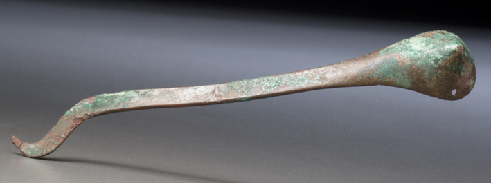 Pendentif, fin de la période archaïque, lac Supérieur, il y a 3 000 à 4 000 ans Cuivre natif Musée canadien de l’histoire, DiJa-1:48