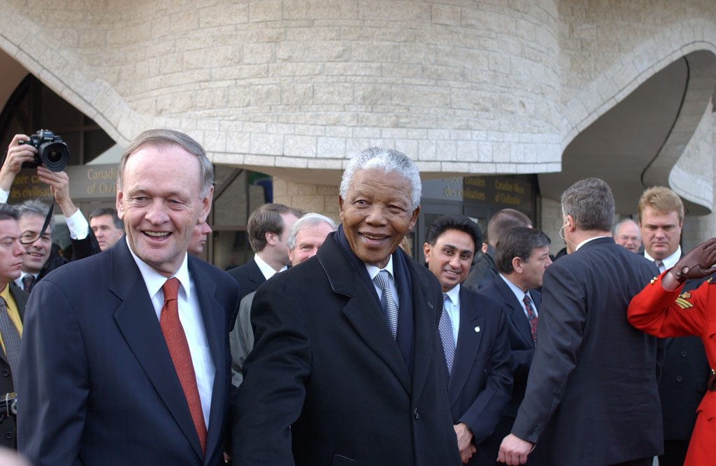 Presentation of an honorary Canadian citizenship to former South African President Nelson Mandela, pictured here with Prime Minister Jean Chrétien, 2001. Canadian Museum of History, IMG2008-0420-0048-Dm