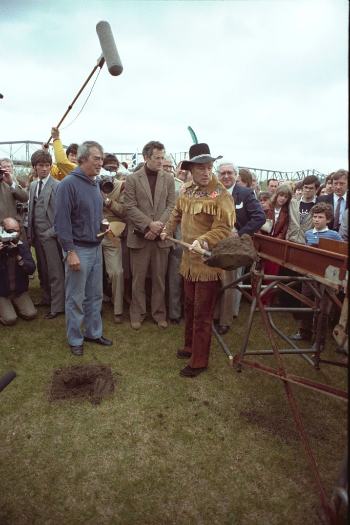Prime Minister Pierre Trudeau participates in the official ground-breaking ceremony for the new Museum building, May 20, 1983. Canadian Museum of History, K83-228