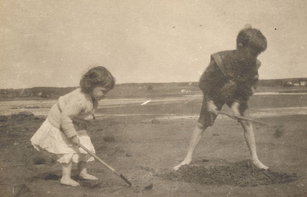 Sur une plage d'Hampton, Île-du-Prince-Édouard, 26 juillet, 1908
