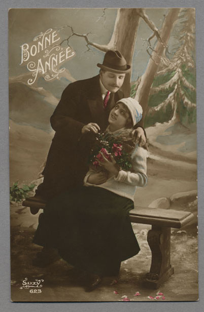 Postcard made in France that reads “BONNE ANNÉE/Suzy 623” [HAPPY NEW YEAR/Suzy 623]. Canadian Museum of History, 2003.75.17