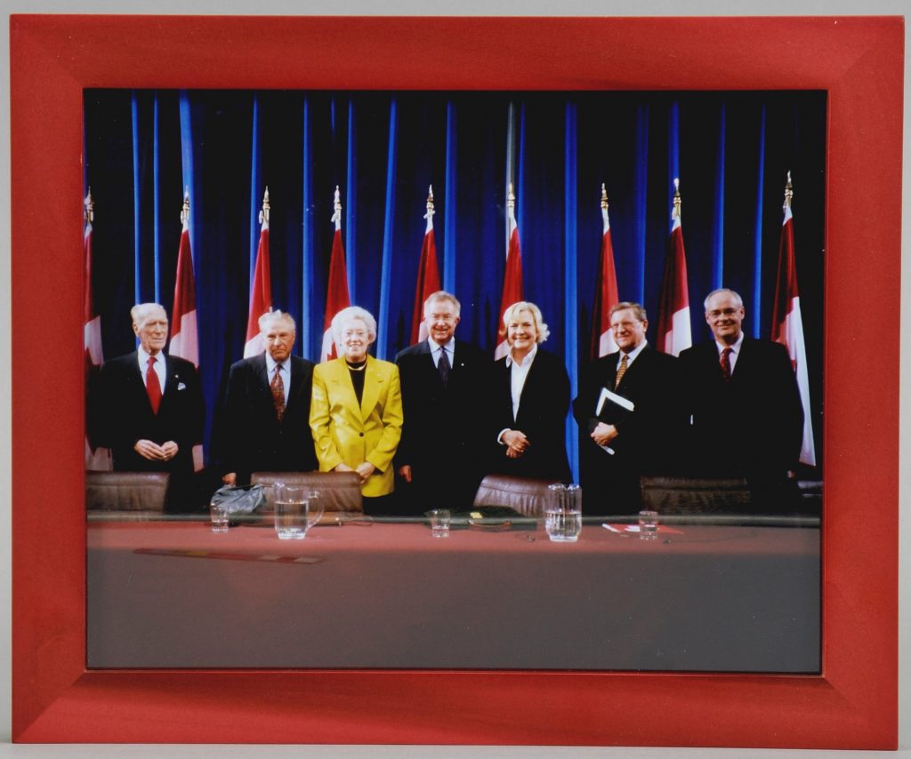 1996 civarında çekilen bu nadir fotoğrafta yedi eski Kanada dışişleri bakanı bir arada görülüyor. Soldan sağa: Mitchell Sharp, Allan MacEachen, Flora MacDonald, Joe Clark, Barbara McDougall, Lloyd Axworthy ve Perrin Beatty.