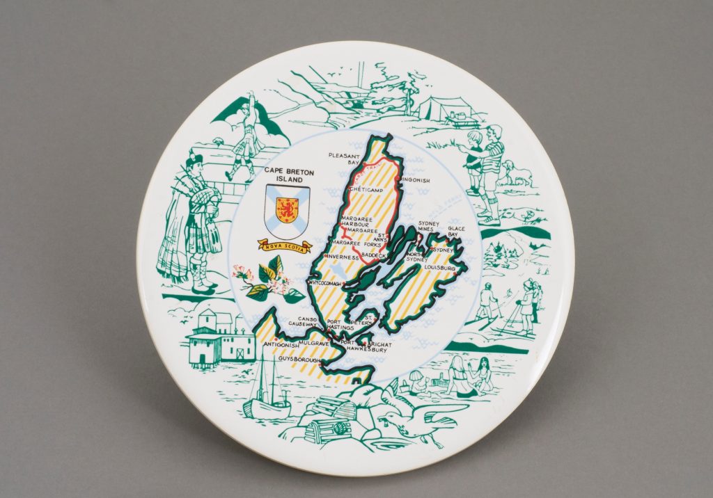 Cape Breton Adası haritasıyla birlikte Trivet, 1950'ler.  Kanada Tarih Müzesi, Auguste Vachon ve Paula Gornescu-Vachon Koleksiyonu,