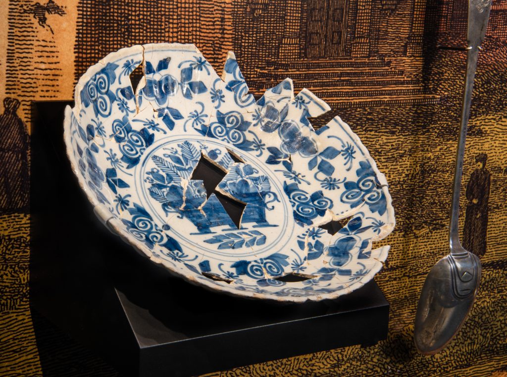 Dutch earthenware dish with blue floral decoration unearthed in Québec City, dating from the early 18th century. On loan from the ministère de la Culture et des Communications du Québec.