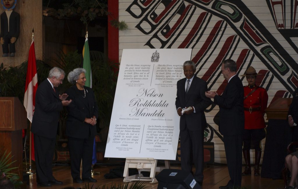 Nelson Mandela and Jean Chrétien in the Museum’s Grand Hall, with a large poster granting him his honorary Canadian citizenship