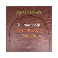Le mocassin / The Moccasin / Ma'g'sn is trilingual: French, English and Mohawk.