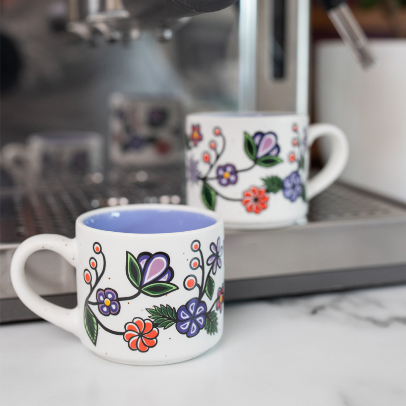 Tasses à espresso en céramique - Lot de 2 (fleurs ojibwées) par l'artiste de la Première nation du Lac Seul, ojibwé Storm Angeconeb